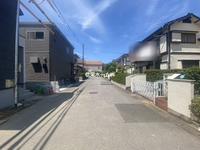 東側から見た前面道路