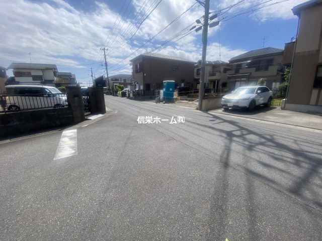 北東側前面道路